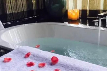 苏州吴中水疗池中的失重冥想：当身体学会漂浮